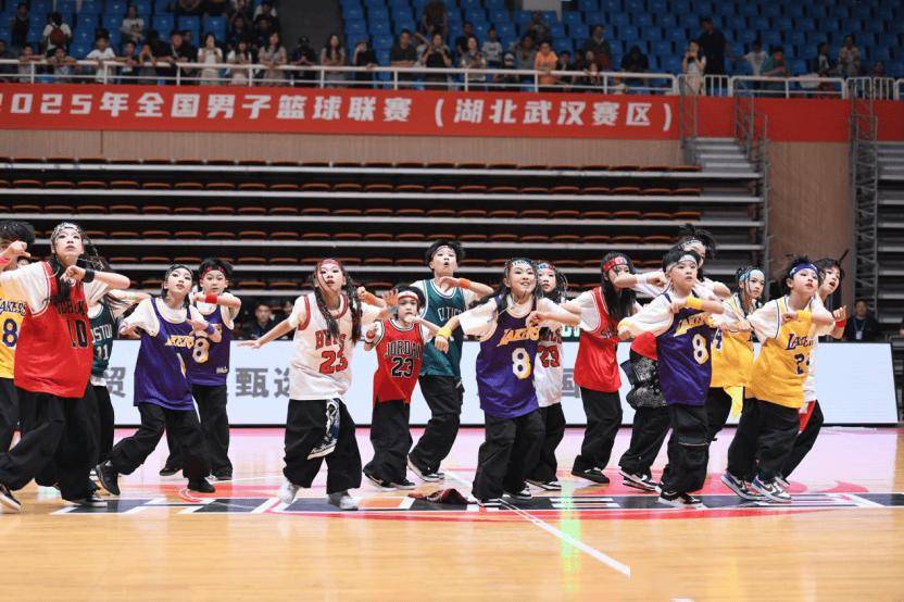 激情篮球赛再度上演，全场球迷齐聚场馆观战