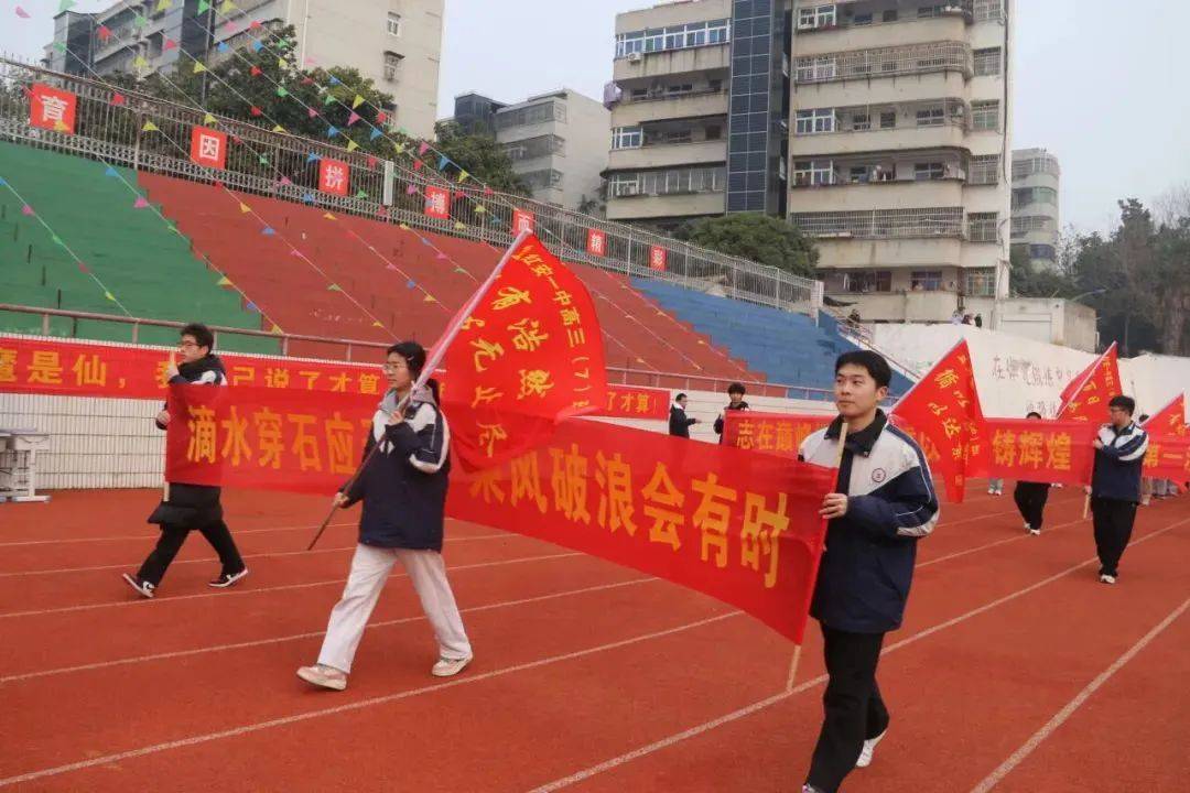 拼尽全力，球队取得辉煌胜利